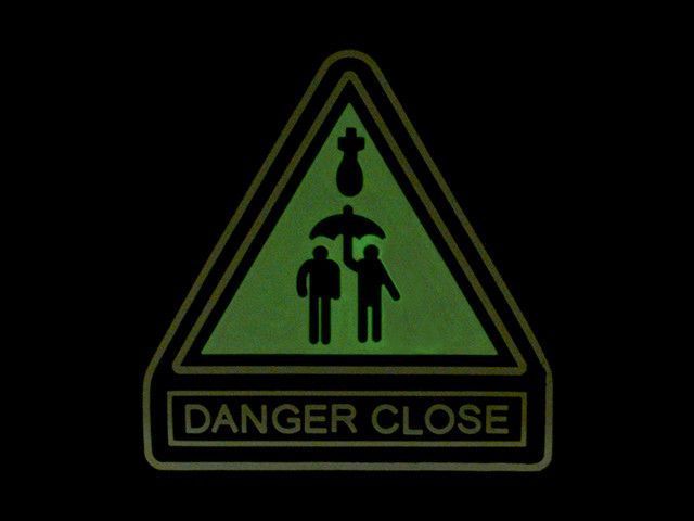 Нашивка DANGER CLOSE PVC [8FIELDS] GLOW PVC PATCH-D.C. фото